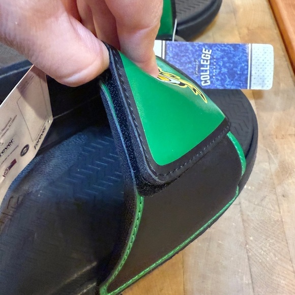 Oregon Ducks Men’s Sz 11/12 Slide Sandals Slip On Green and Black Brand New main image 5